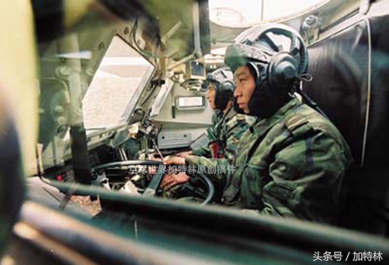 中国装甲战车路上行驶,中国装甲车过泥潭