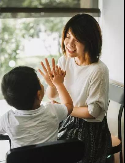 老师教育孩子不还手家长打回去,孩子被家长打还手算不算正当防卫