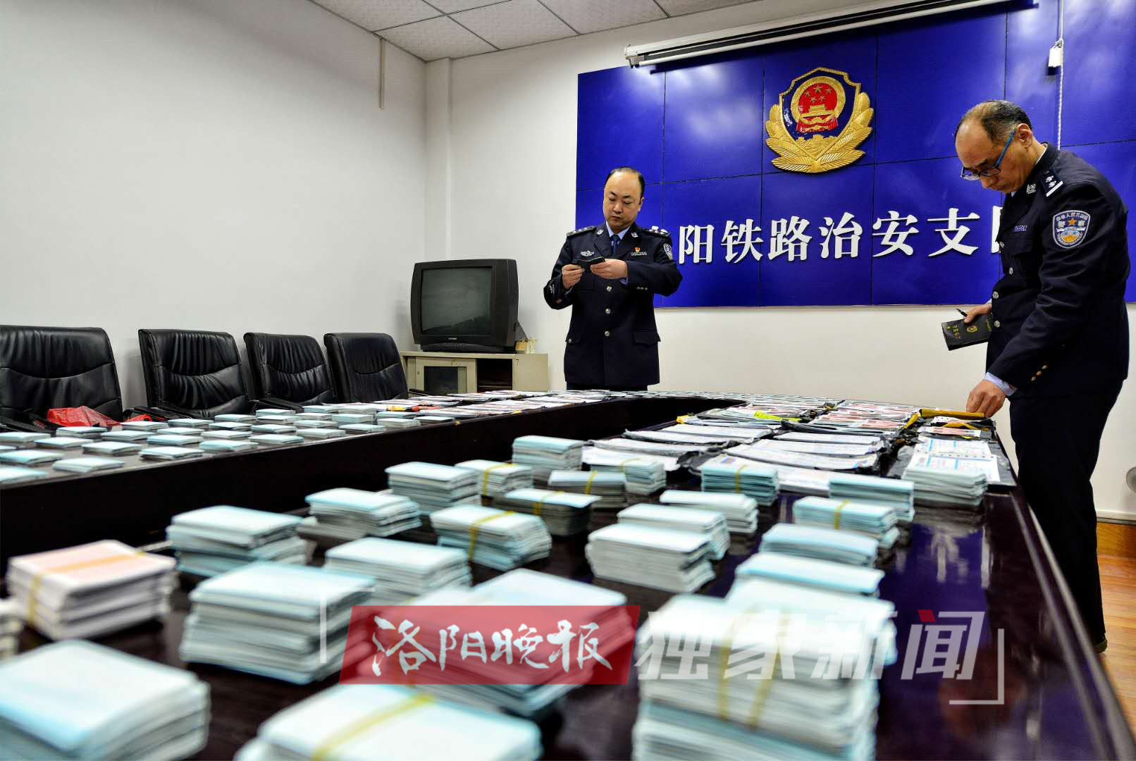 兄弟俩“私人订制”火车票，6000余张假票满满摆一桌