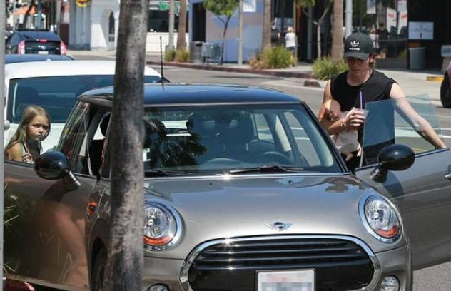 布鲁克林给小七准备的礼物,布鲁克林抱小七小时候