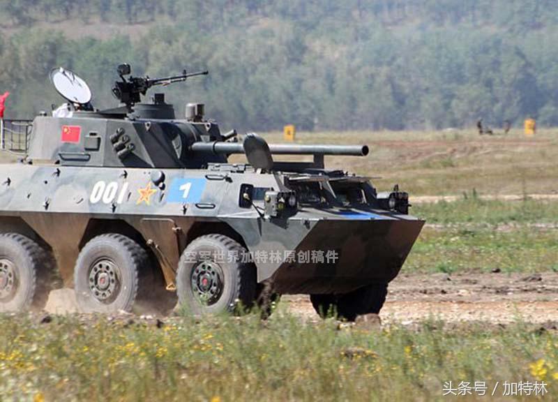 中国装甲战车路上行驶,中国装甲车过泥潭