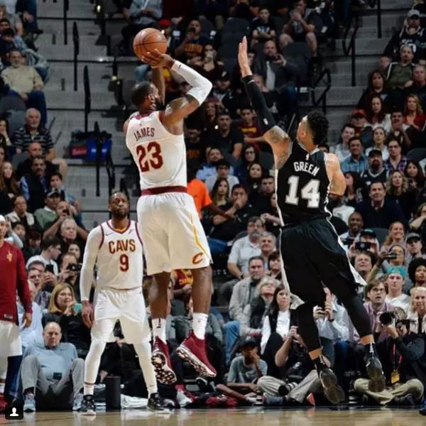 潮闻｜TripleS变“国产货”？客制版SupxLVxVans太惊艳！