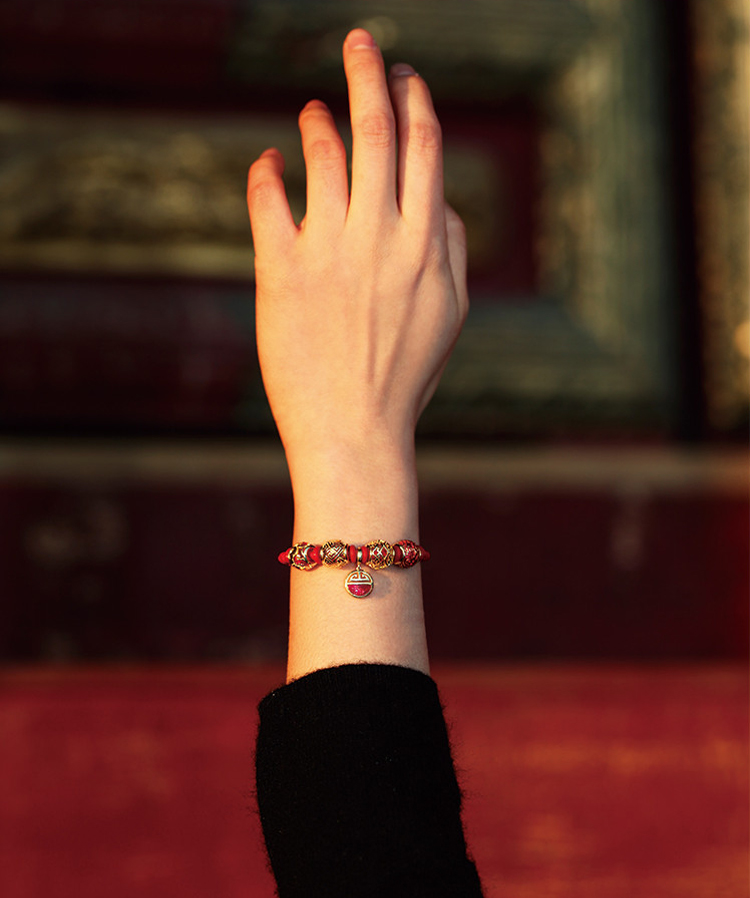 小李子戴的红绳,新春温柔敲显白转运红绳手链分享