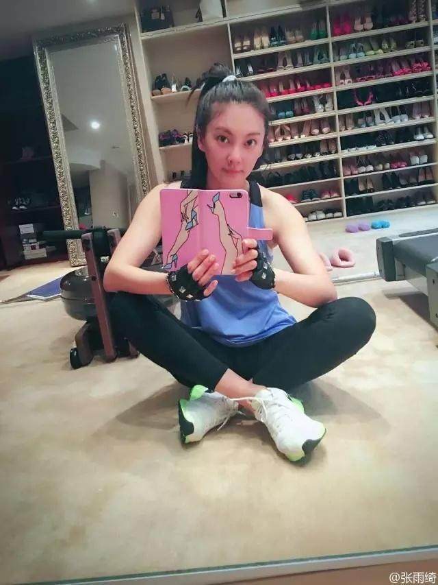 范玮琪飞机上的鞋子,范玮琪背的包