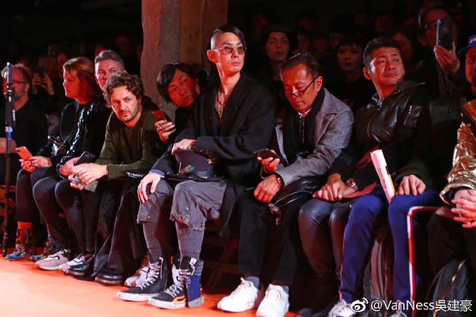 刘昊然青涩潘玮柏尴尬吴建豪乱穿衣？｜2018秋冬米兰男装周成绩单