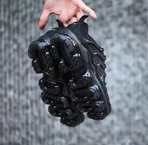 耐克大战侃爷领衔的阿迪，老爹鞋你选哪一双？