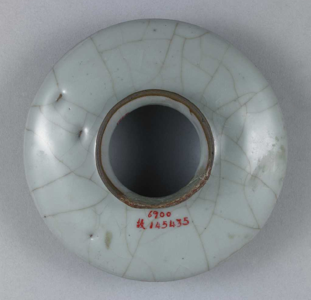 修内遗来千年，紫口铁足，纹如冰之裂