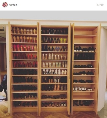 范玮琪飞机上的鞋子,范玮琪背的包