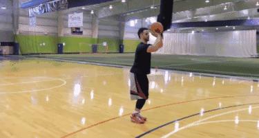 如何练投篮的正确姿势和手型,如何训练投篮姿势与准度