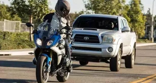 骑摩托车遇到后车跟太近的情况，这些小窍门可以保护好自己！
