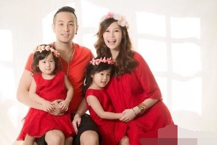 范玮琪飞机上的鞋子,范玮琪背的包