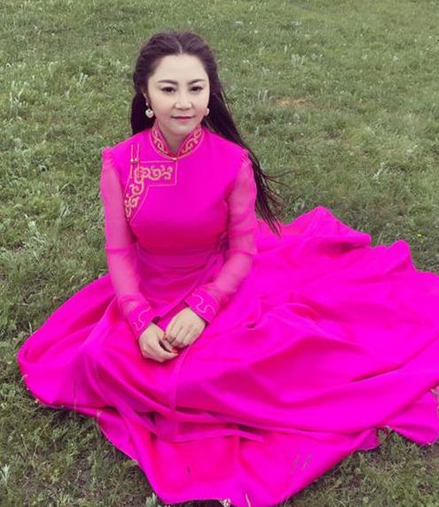 2018年女歌手乌兰娜单曲《一带一路》火爆全网，霸占音乐榜首！