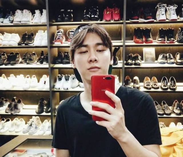 范玮琪飞机上的鞋子,范玮琪背的包