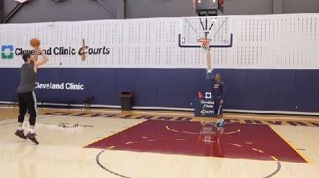 如何练投篮的正确姿势和手型,如何训练投篮姿势与准度