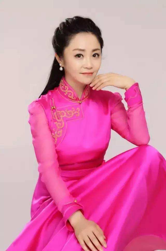 2018年女歌手乌兰娜单曲《一带一路》火爆全网，霸占音乐榜首！