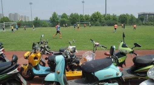 国足运动员座驾对比,男足与明星座驾对比