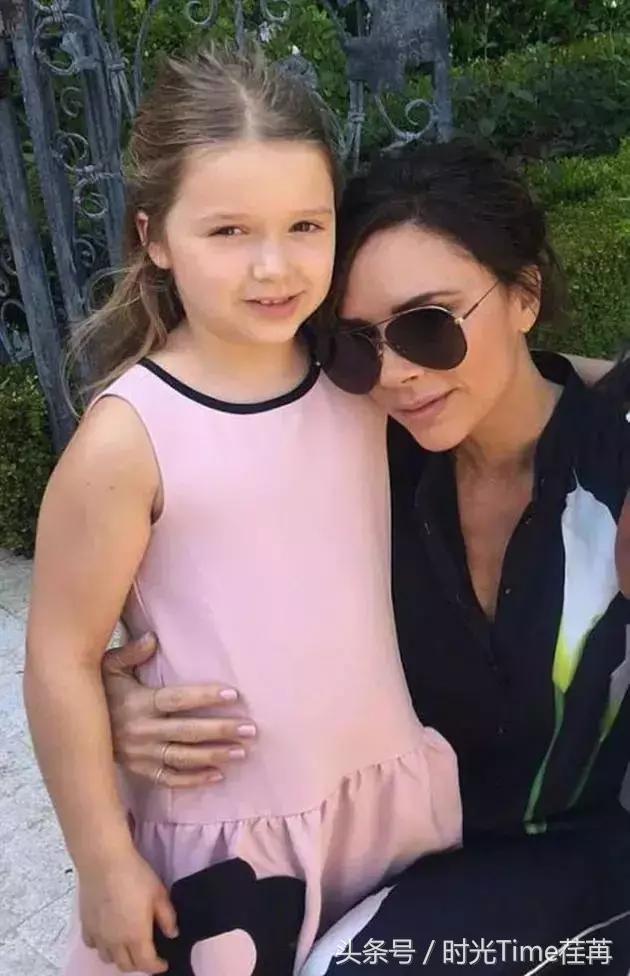 贝克汉姆和婴儿时期的小七,贝克汉姆抱着小七公主