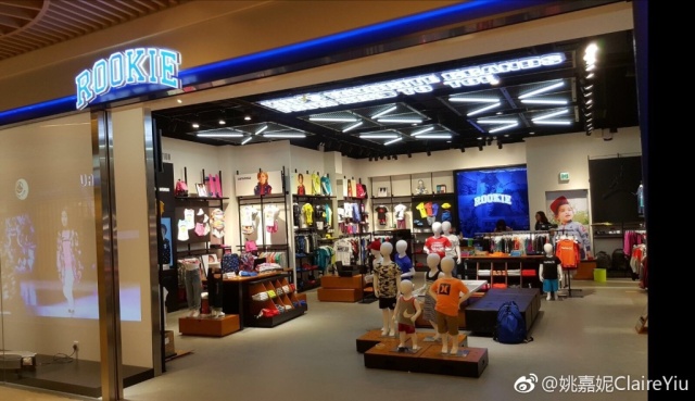 身为亚洲小姐却甘愿当绿叶，如今子女双全，更做起代购商