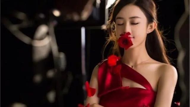 如果想做美甲什么颜色是最好看的,如果你要做美甲就别只做纯色