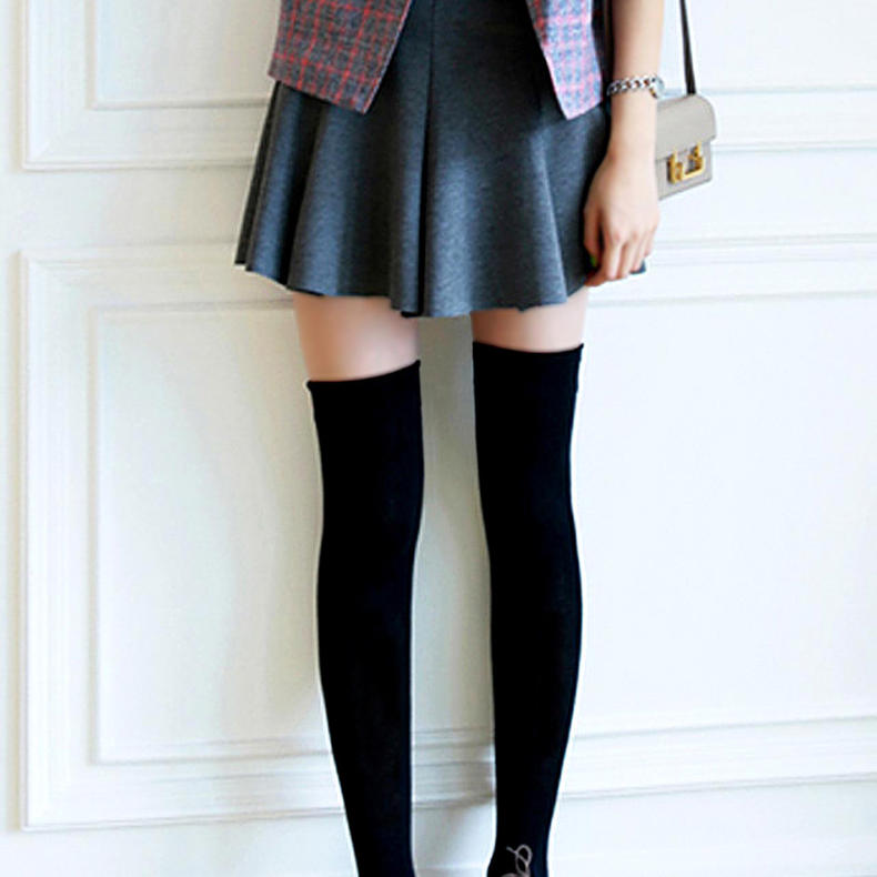 街拍长筒袜穿搭,女孩长筒袜穿搭