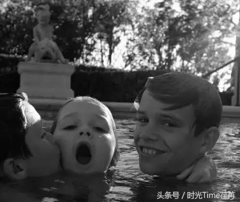 贝克汉姆和婴儿时期的小七,贝克汉姆抱着小七公主