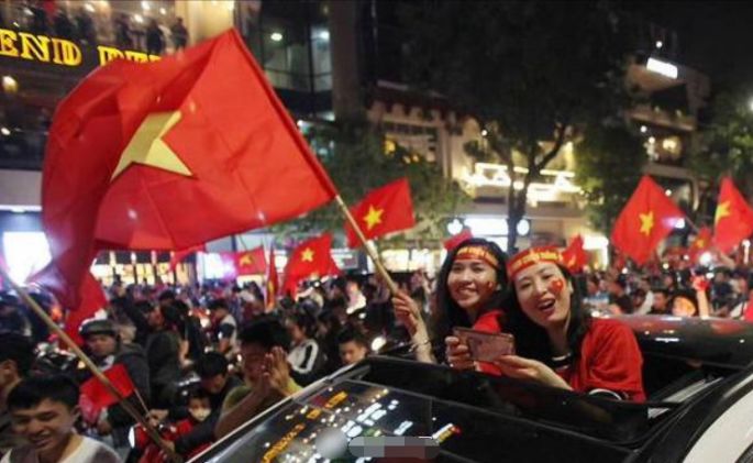 国足1比3负越南队女球迷,越南女球迷直播镜头