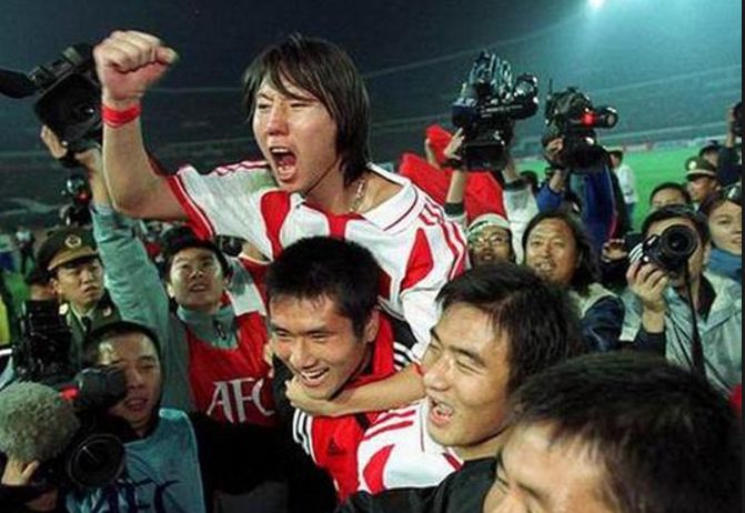 国足1比3负越南队女球迷,越南女球迷直播镜头