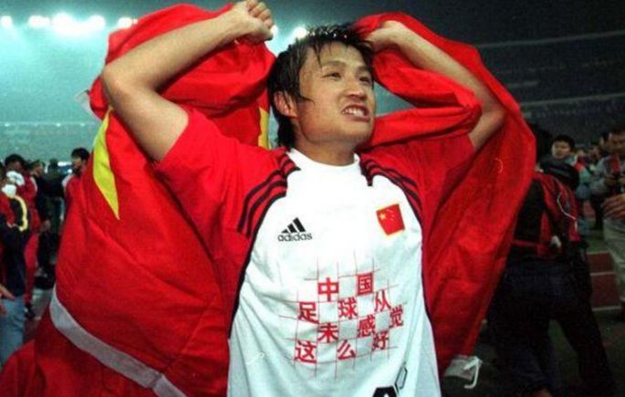 国足1比3负越南队女球迷,越南女球迷直播镜头