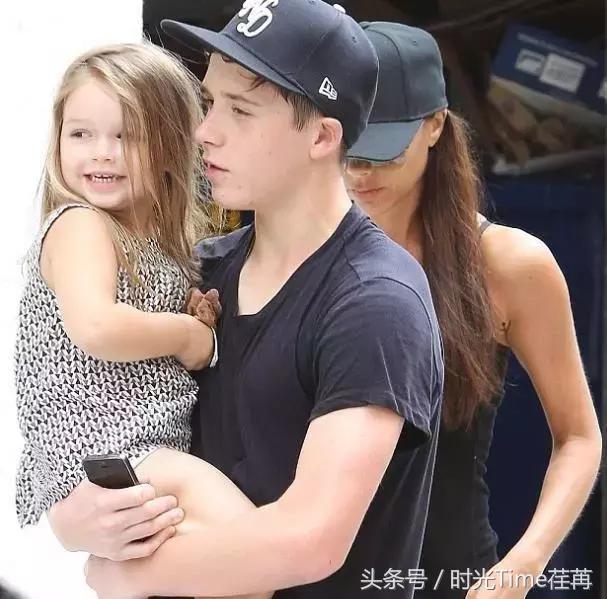 贝克汉姆和婴儿时期的小七,贝克汉姆抱着小七公主