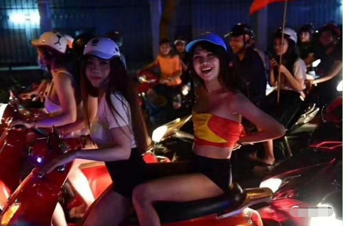 国足1比3负越南队女球迷,越南女球迷直播镜头