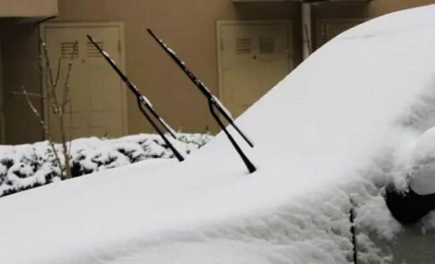 下雪后车上积雪如何快速处理,雪后如何清理车上积雪