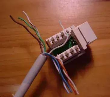 网线插座和水晶头的顺序一样么,一头水晶头一头插座的网线怎么接