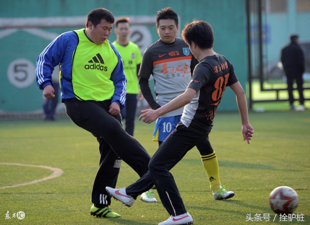 业余足球热身教程,冬季踢球需要关注什么