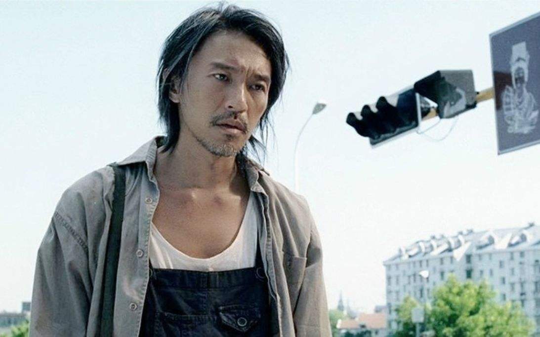 周星驰为啥头发全白了,周星驰头发为什么会白了