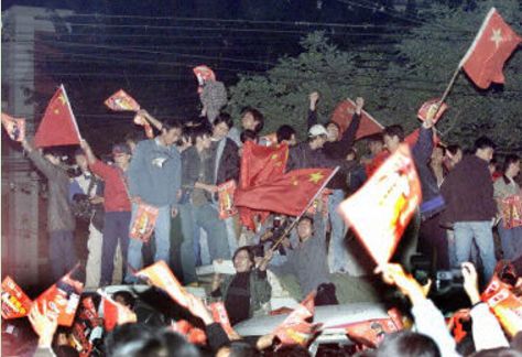 国足1比3负越南队女球迷,越南女球迷直播镜头