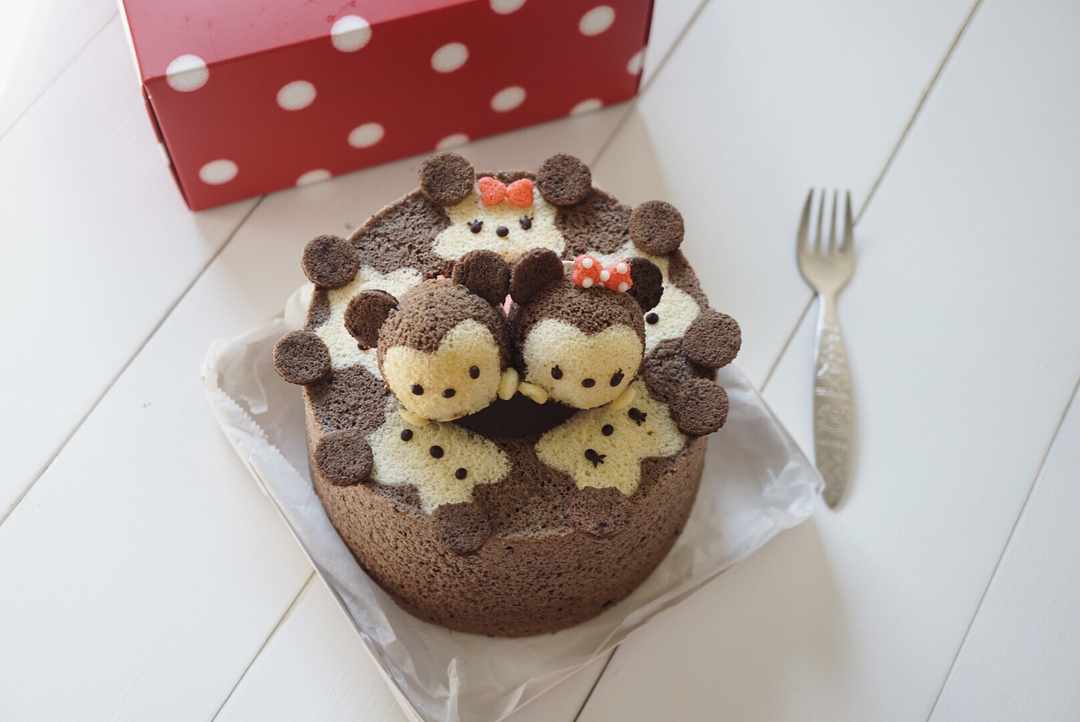 她用蛋糕，做了一个迪士尼亲友团