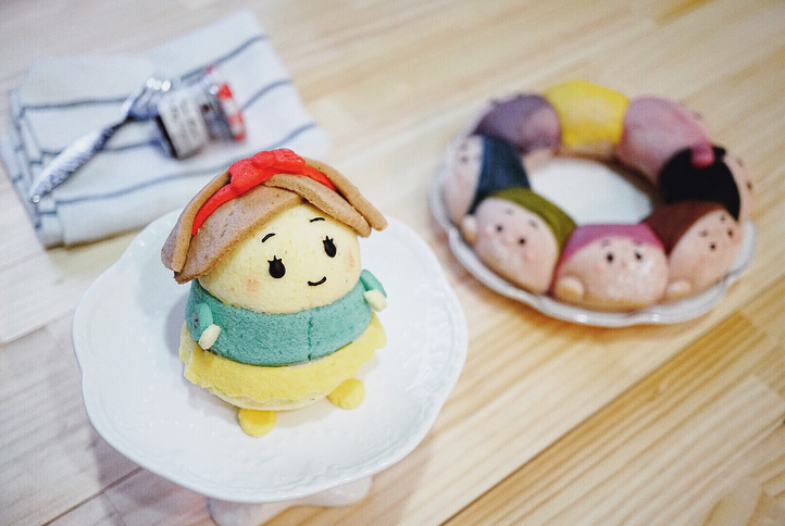 她用蛋糕，做了一个迪士尼亲友团