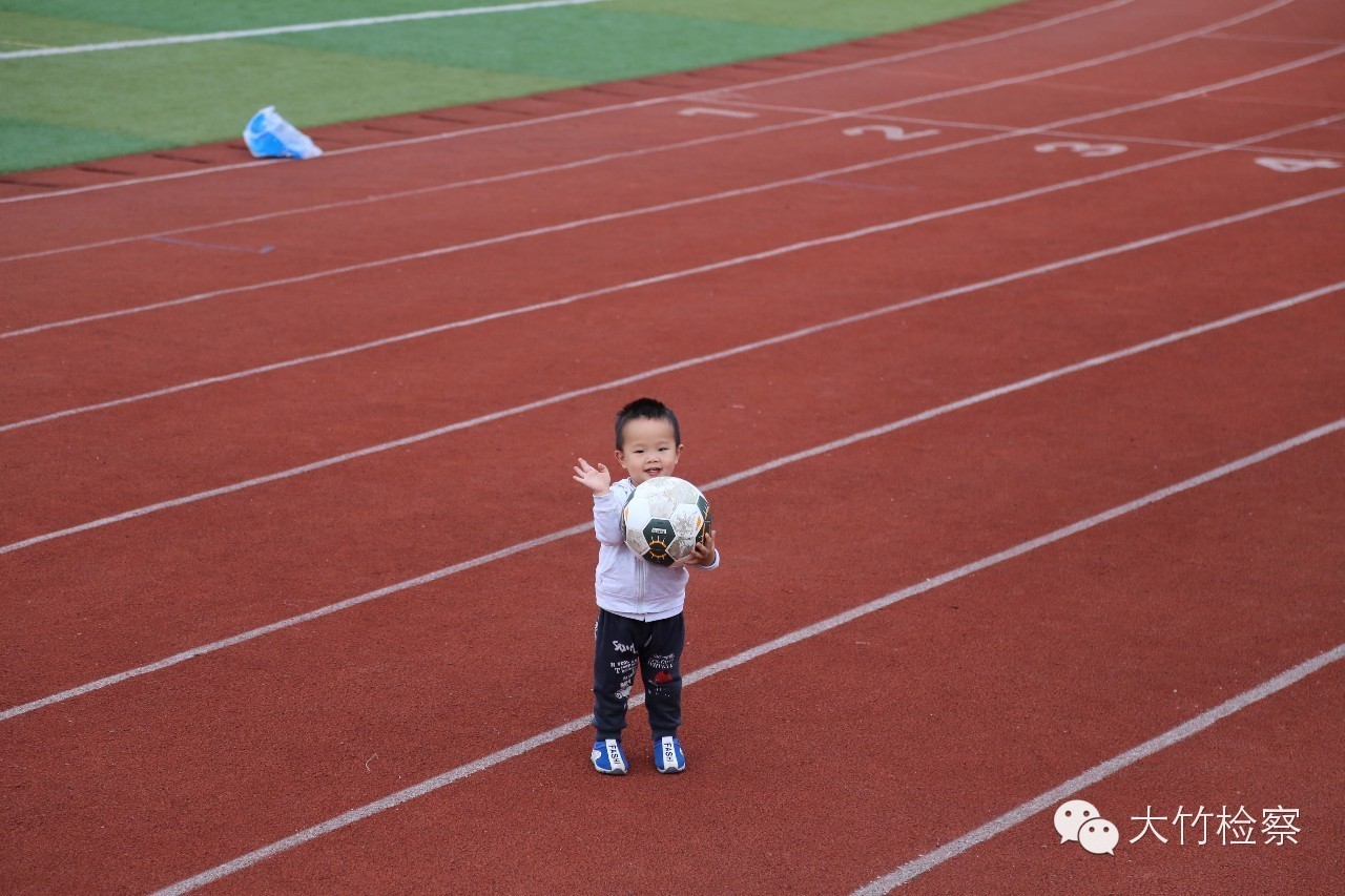 第35期图说：检察官“男神”----足球场上的英姿