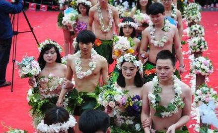 男子高速隧道提神,高速犯困夫妻在隧道提神