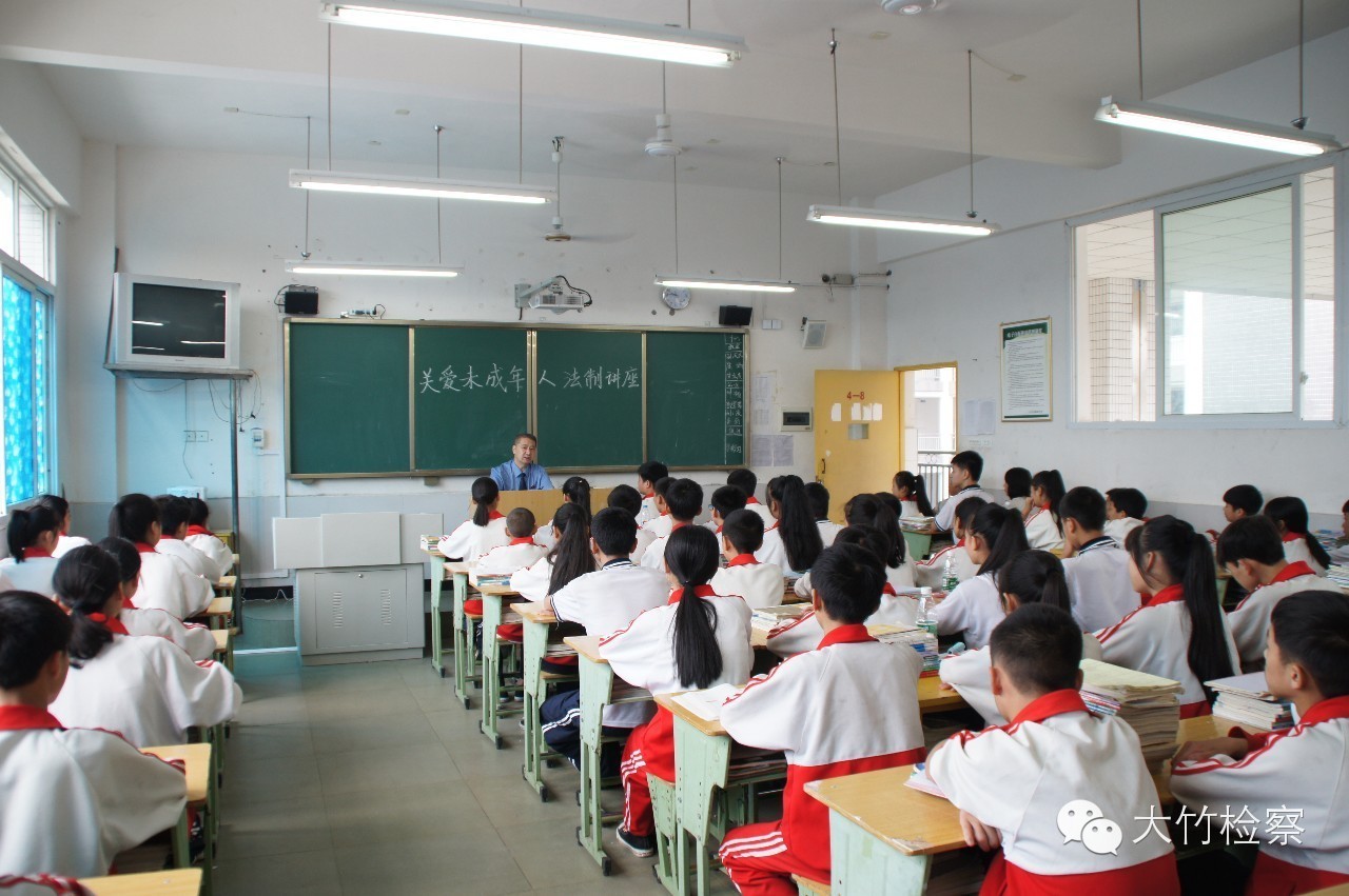 第35期图说：检察官“男神”----足球场上的英姿