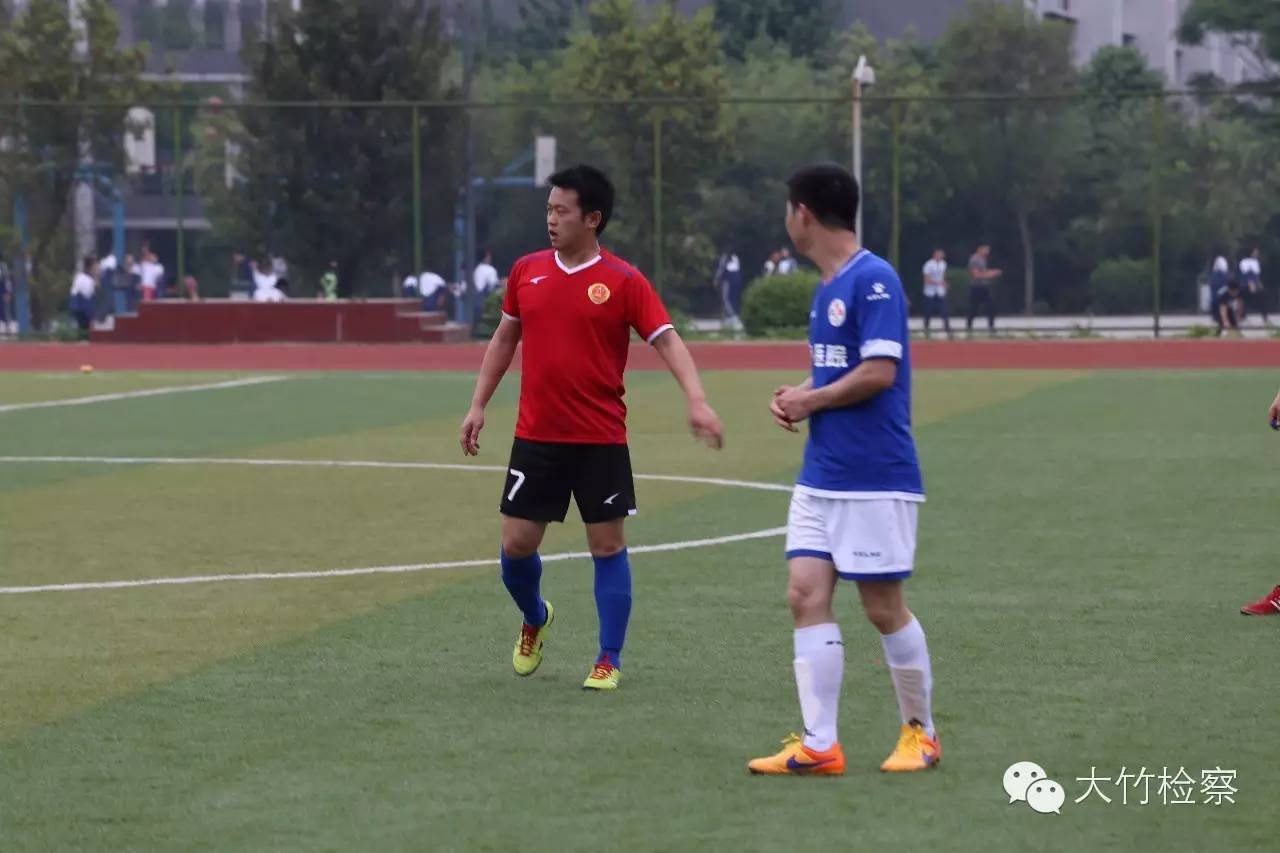 第35期图说：检察官“男神”----足球场上的英姿