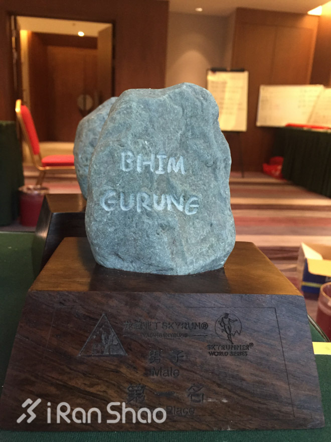 亚丁的三座神山,一群人稻城亚丁风景视频