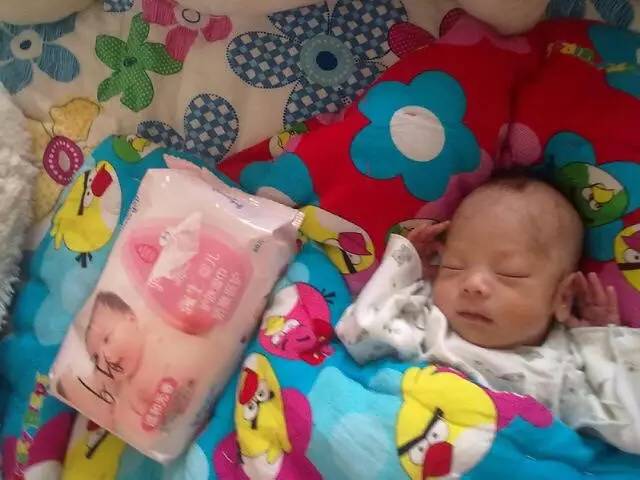 一日为母终生坚不可摧，全世界却为你流眼泪！