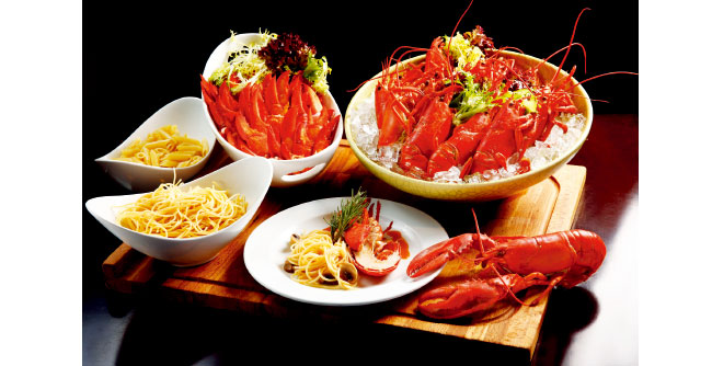 妈妈牵着女儿的手图片 (世界那么大妈妈陪你探索世界)