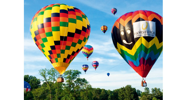 妈妈牵着女儿的手图片 (世界那么大妈妈陪你探索世界)