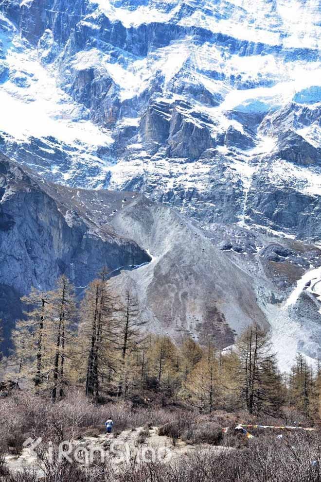亚丁的三座神山,一群人稻城亚丁风景视频