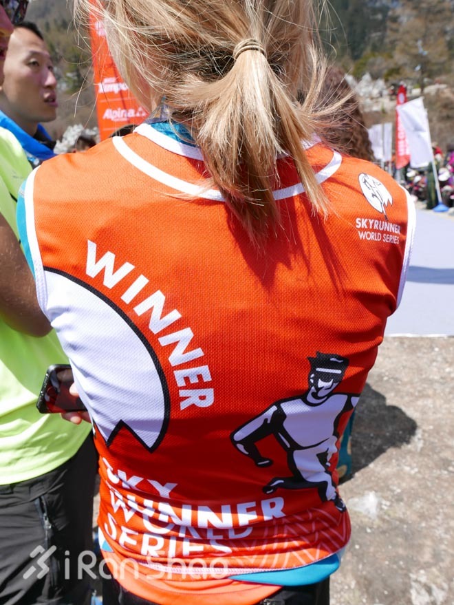 亚丁的三座神山,一群人稻城亚丁风景视频