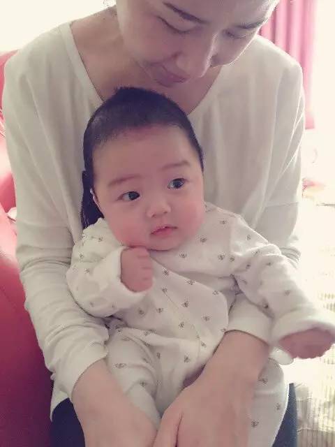 一日为母终生坚不可摧，全世界却为你流眼泪！