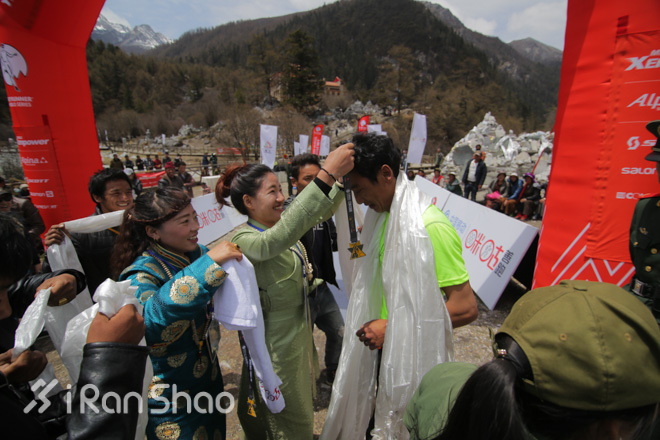 亚丁的三座神山,一群人稻城亚丁风景视频