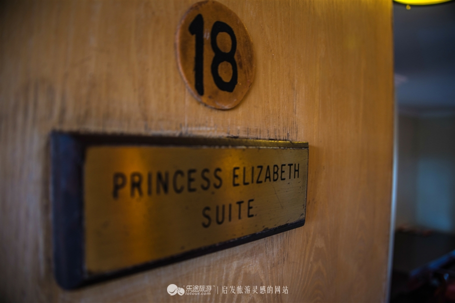 肯尼亚树顶酒店我住在了女王隔壁